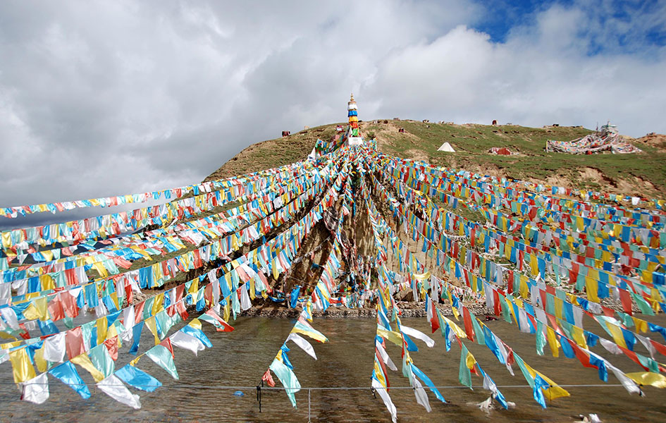 Cờ cầu nguyện Lungta - tây tạng phật giáo: Hình ảnh này đưa chúng ta đến với tâm linh phật giáo của Tây Tạng. Cờ cầu nguyện Lungta trong phật giáo Tây Tạng thiêng liêng và đầy ý nghĩa. Nếu bạn đang tìm kiếm sự bình an và năng lượng tích cực, hãy dừng lại và mời hình ảnh này truyền tải cho bạn.